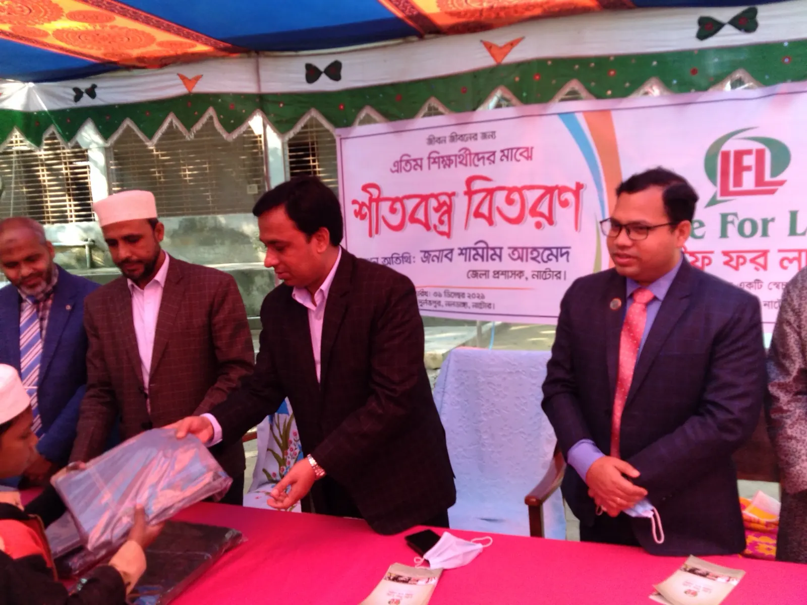 এতিম শিক্ষার্থীদের মাঝে শীতবস্ত্র বিতরণ